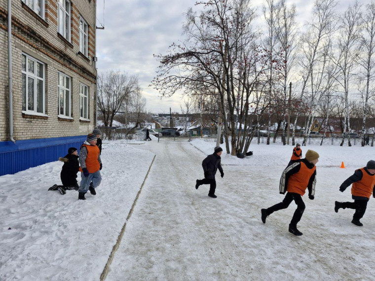 Зимний дворовый инструктор.