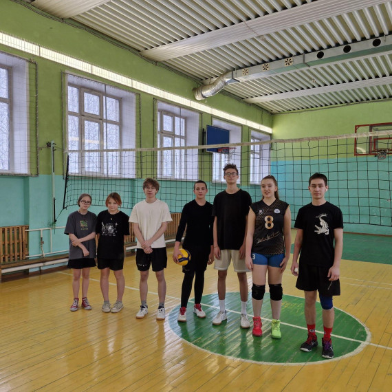 Тренировка по волейболу команды сборной Школы.